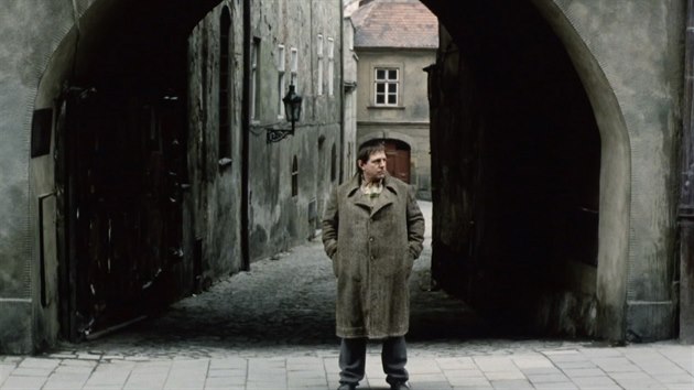 Scéna z filmu Záhada hlavolamu z roku 1993 režiséra Petra Kotka. Na snímku tajemná postava jménem Em. Záběr pochází od ústí dnešní ulice Vodární v centru Olomouce.