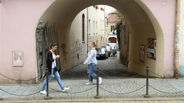 Ústí do ulice Vodární v centru Olomouce v současnosti - červenec 2016. V roce 1993 se tu natáčel film Záhada hlavolamu. Vedla tudy cesta do filmových Stínadel.
