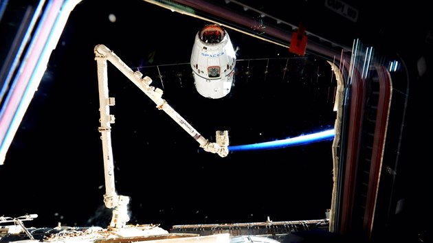 Dragon CRS-9 u stanice ISS před zachycením manipulačním ramenem