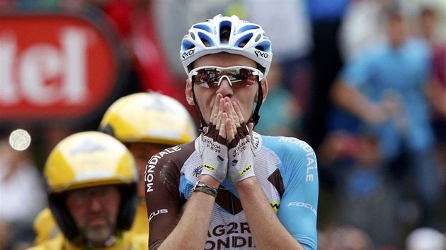 JE TO TAM. Romain Bardet slav prvn francouzsk vtzstv na Tour a posun na druh msto v celkovm poad.