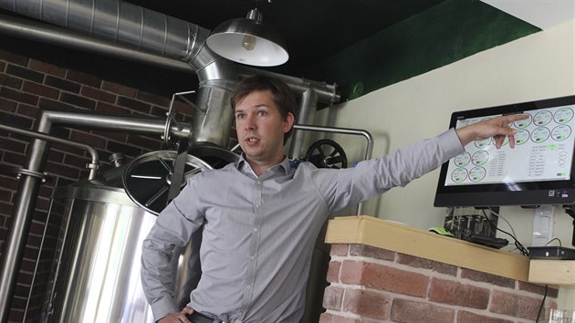 Adam Škorpík má díky webovému rozhraní přístup k radešínskému pivovaru odkudkoliv. Obsluhovat „chytrý pivovar“ může jak od varny, tak v případě potřeby i na dálku přes telefon.