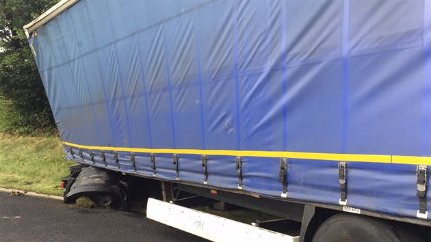 Na 12. kilometru dlnice D1 ve smru na Brno havaroval kamion (22.7.2016).