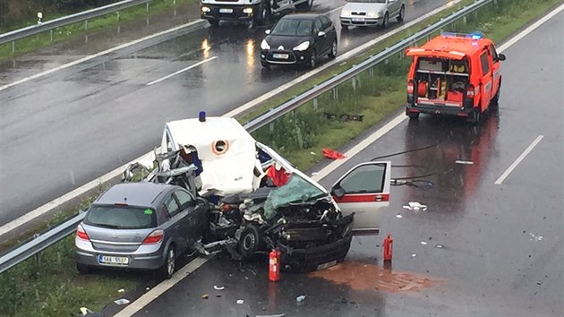 Nehoda bagru a sanitky na dálnici D5 u Rudné (26. ervence 2016)