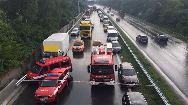 Nehoda bagru a sanitky na dálnici D5 u Rudné (26. července 2016)