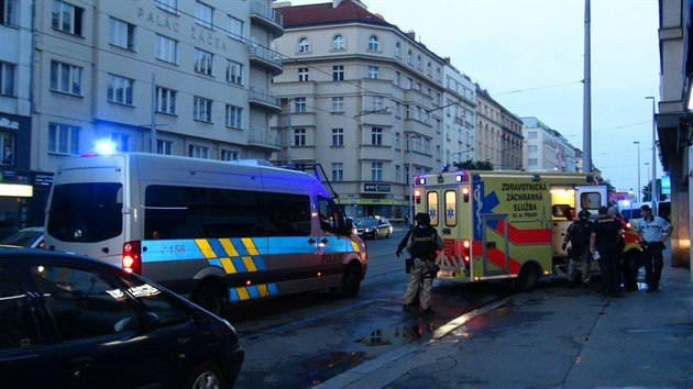 Policie zasahovala ve Vinohradsk ulici, kde se v byt zabarikdoval mu (26.7.2016).