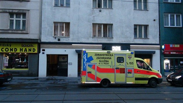 Policie zasahovala ve Vinohradsk ulici, kde se v byt zabarikdoval mu (26.7.2016).