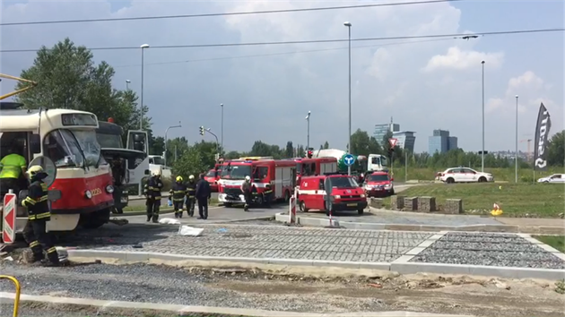 V Praze 8 se střetl nákladní vůz s tramvají (27.7.2016).