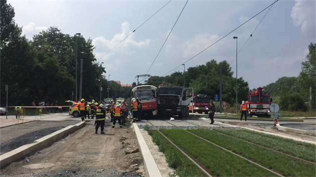 V Praze 8 se střetl nákladní vůz s tramvají (27.7.2016).