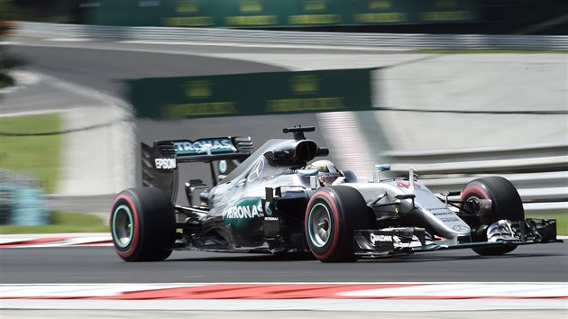 Lewis Hamilton pi trninku na Velkou cenu Maarska F1.