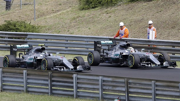 Nico Rosberg (vlevo) a Lewis Hamilton pi trninku na Velkou cenu Maarska F1.