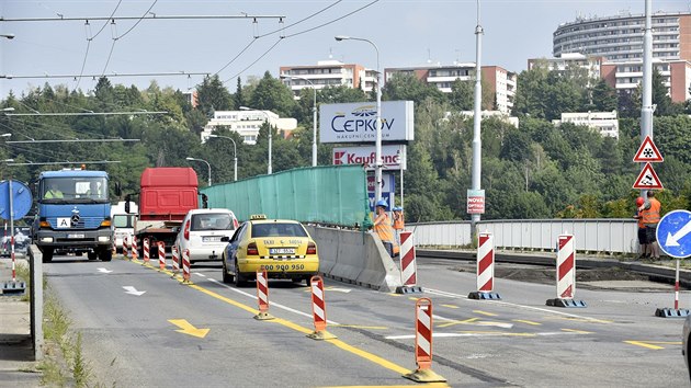 Oprava nadjezdu, kter propojuje centrum msta a nejvt zlnsk sdlit Jin Svahy.