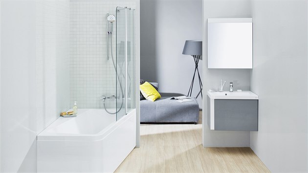 Koupelnový set 10°: Mírnou rotací běžné obdélníkové vany vznikla asymetrická vana s velkou odkládací plochou či sedátkem.