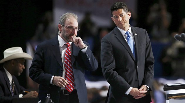 Předseda Sněmovny reprezentantů Paul Ryan (vpravo) na republikánském konventu (20. července 2016).