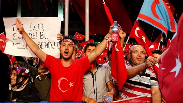 Na istanbulskm nmst Taksim se v ter seli pznivci prezidenta Erdogana. (19. ervence 2016)