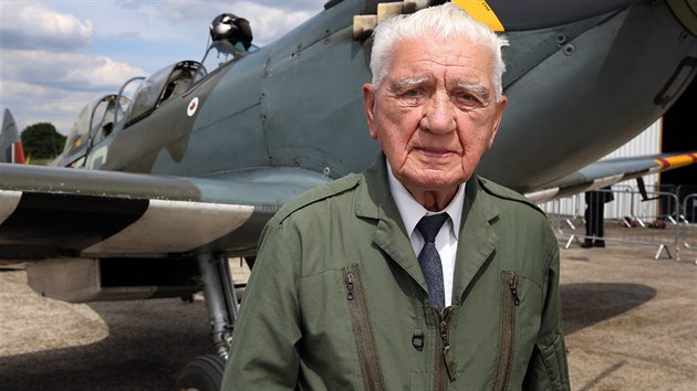 Veterán RAF Emil Boček se po několika desetiletích opět v Anglii proletěl ve stíhacím letounu Spitfire (21. července 2016).