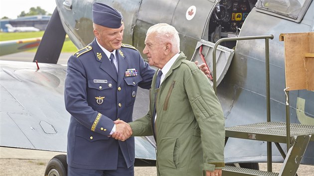 Vetern RAF Emil Boek se po nkolika desetiletch opt v Anglii proletl ve sthacm letounu Spitfire, po pistn mu podkoval generl Libor tefnik (21. ervence 2016).