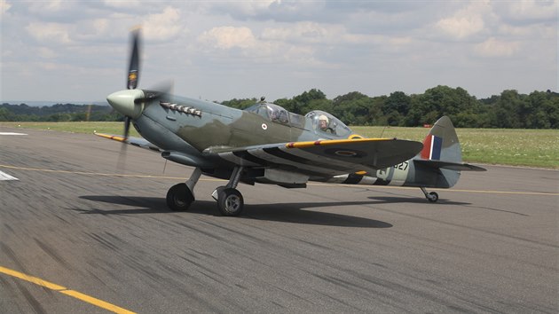 Vetern RAF Emil Boek se po nkolika desetiletch opt v Anglii proletl ve sthacm letounu Spitfire (21. ervence 2016).