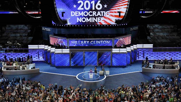 Ve Filadelfii pokračuje sjezd demokratů, při kterém oficiálně nominovali Hillary Clintonovou na kandidátku na americkou prezidentku (27. července 2016).