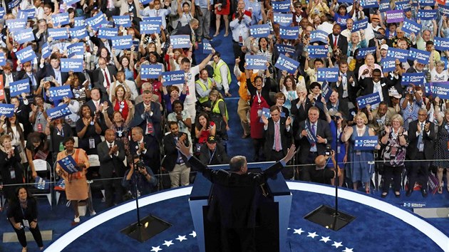 Tim Kaine během svého projevu na sjezdu demokratů ve Filadelfii (28. července 2016).