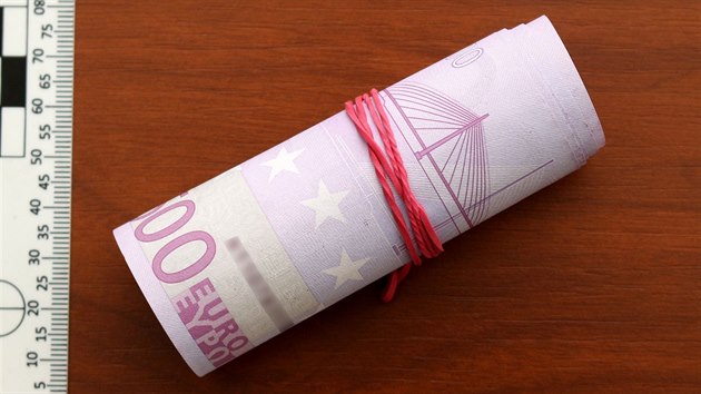 Dvojice cestuj�c�ch se ve vlaku na trase z Pardubic do Z�b�ehu na Morav� zmocnila ��stky zhruba p�l milionu korun. Ta byla v ciz� m�n�.