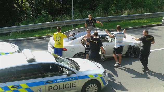 Ostravští policisté naháněli mladíky ujíždějící v luxusním Jaguaru. Dostihli je pod Landekem.