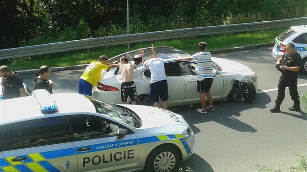Ostravští policisté naháněli mladíky ujíždějící v luxusním Jaguaru. Dostihli je pod Landekem.