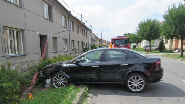 Osobní auto se ve Smržicích při předjíždění srazilo s odbočujícím traktorem a poté ještě dalším autem. Nakonec porazilo lampu, která zranila procházející chodkyni.