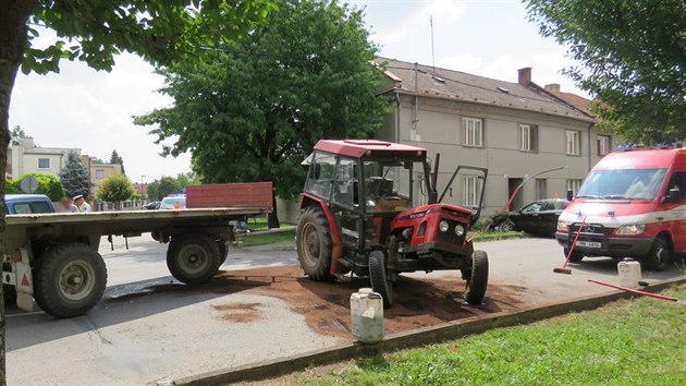 Osobn auto se ve Smricch pi pedjdn srazilo s odboujcm traktorem a pot jet dalm autem. Nakonec porazilo lampu, kter zranila prochzejc chodkyni.