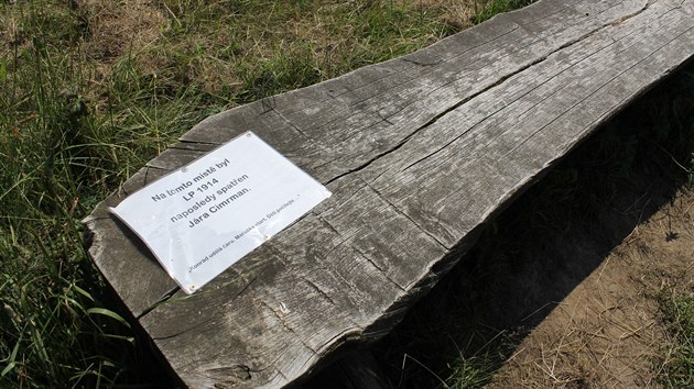 Nápis na lavičce ve Vesci inspirovaný filmem Jára Cimrman ležící, spící.