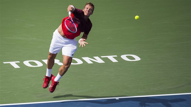 Tom Berdych servruje v 2. kole turnaje v Torontu.