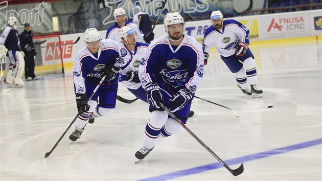 Hokejov tonk Martin Zaovi (vpedu) na trninku Komety Brno