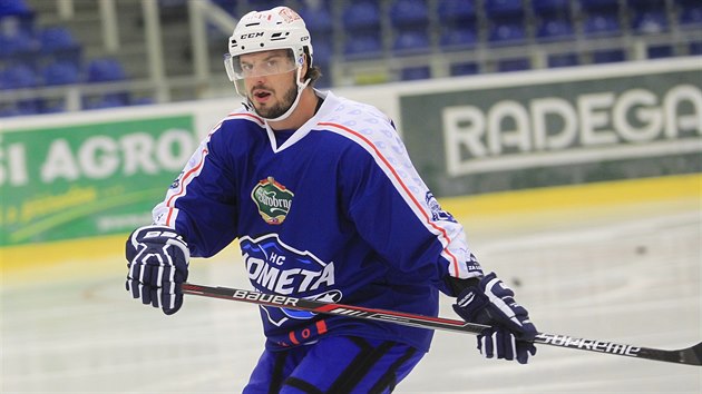 Hokejov tonk Martin Zaovi na trninku Komety Brno