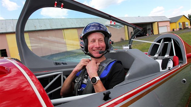 Lya Luk Bauer si krtce vyzkouel pilotovat akrobatick letadlo Petra Kopfsteina.