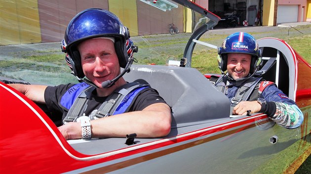 Lyžař Lukáš Bauer se fotografuje při své premiéře v akrobatickém letadle, které pilotuje Petr Kopfstein.
