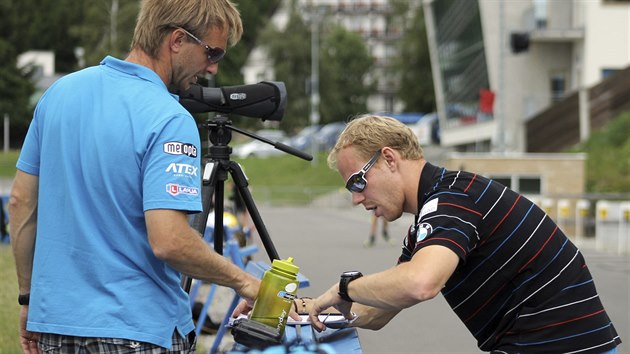 Treni eskch biatlonist Ondej Ryb (vlevo) a Marek Lejsek probraj koncept trninku.