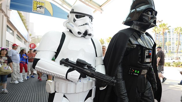 Záběr z letošního Comic-conu. Fanoušci oblečení v kostýmech Star Wars (23. července 2016).