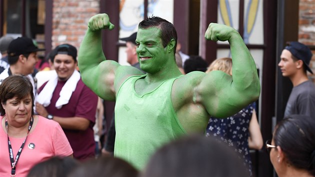 Záběr z letošního Comic-conu. Fanoušek se oblékl do kostýmu Hulka (23. července 2016).