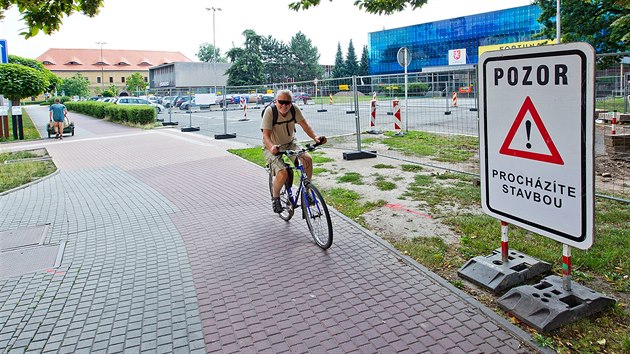 Oprava horkovodu uzave od 1. srpna 2016 posledn bezplatn parkovit v centru Hradce Krlov. V z tam vyrostou parkovac automaty.