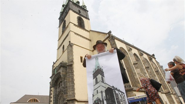 Architekt Martin Rajni s nvrhem schodiov ve na kostele Nanebevzet Panny Marie v st nad Labem.