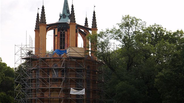 Novogotický templ v zámeckém parku na Krásném Dvoře v době, kdy procházel rekonstrukcí. (červenec 2016)