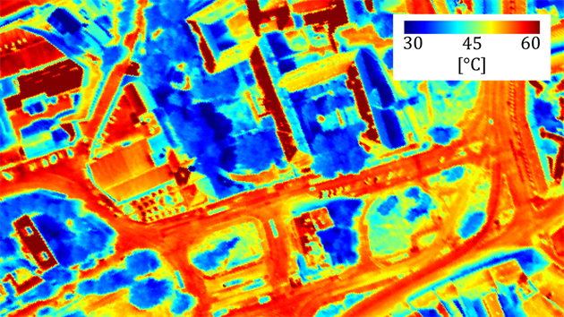 Mapa povrchovch teplot zmench senzorem TASI v horkm letnm dni. V erven sti stupnice lze porovnvat rozplenost silnic
a stech dom. V modr sti je naopak vidt ochlazujc efekt vy vegetace
a tak stny budov. Ze snmku je patrn, e napklad chodnky slaj teplotou
a 50 stup Celsia, u stech je to asto jet o deset stup vc.