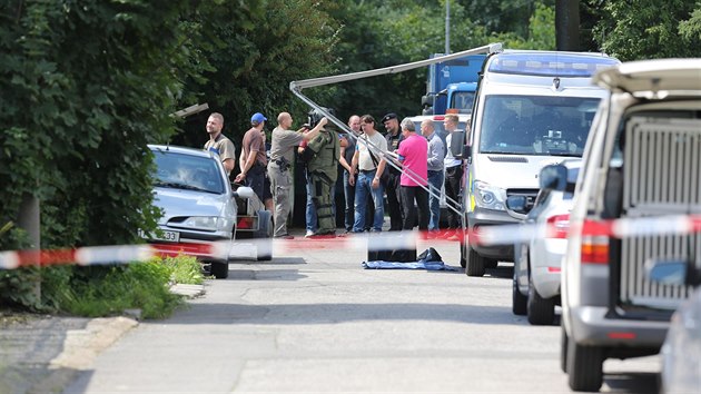 Policisté zastřelili 20. července dlužníka, který v Ostravě při soudním vystěhování pálil na exekutora a jeho doprovod. Na snímku policie na místě činu.
