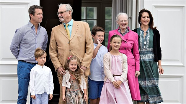 Dnsk krlovna Margrethe II., jej manel princ Henrik, jejich syn korunn princ Frederik a jeho manelka princezna Mary s dtmi princem Vincentem,  princeznou Josephine, princem Christianem a princeznou Isabellou (Grasten, 15. ervence 2016)
