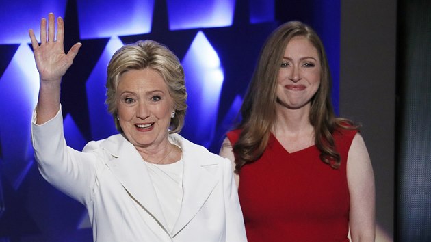 Hillary Clintonov a jej dcera  Chelsea (Philadelphia, 28. ervence 2016)