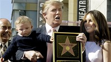 Donald Trump se svou manelkou a synem Barronem a hvzdou na Chodníku slávy v...
