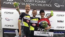 Michael Kukrle (uprost�ed) se v Blatné raduje z vít�zství, vlevo druhý Alois...