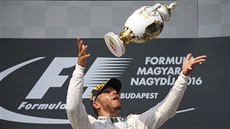 Lewis Hamilton si pohazuje s pohárem, který získal za vítzství ve Velké cen...