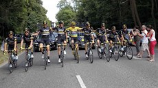 ŠAMPION A JEHO POMOCNÍCI. Chris Froome ve žlutém dresu s jezdci týmu Sky, kteří...