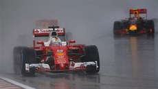 Sebastian Vettel ídí své Ferrari bhem detivé kvalifikace na Velkou cenu...