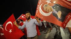 Demonstrace na podporu Erdogana v ulicích Istanbulu (21. ervence 2016)